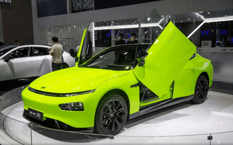 Электромобиль Xpeng P7 модели 2022 года